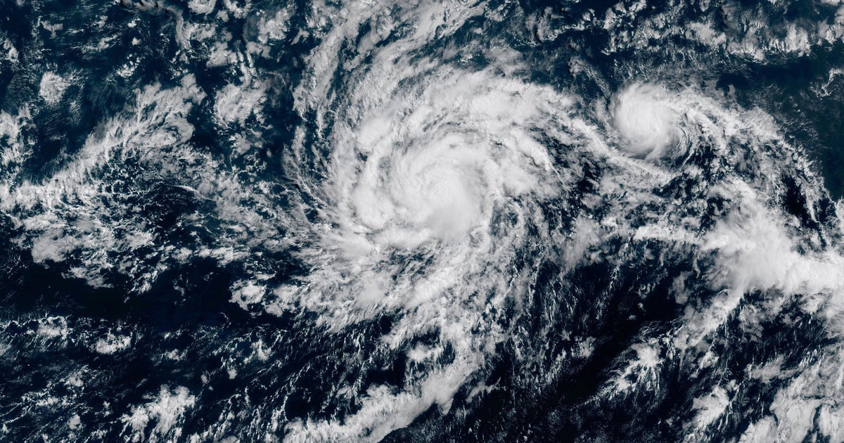 Hurricane Iona strengthens to Category 3 off southern Hawaii