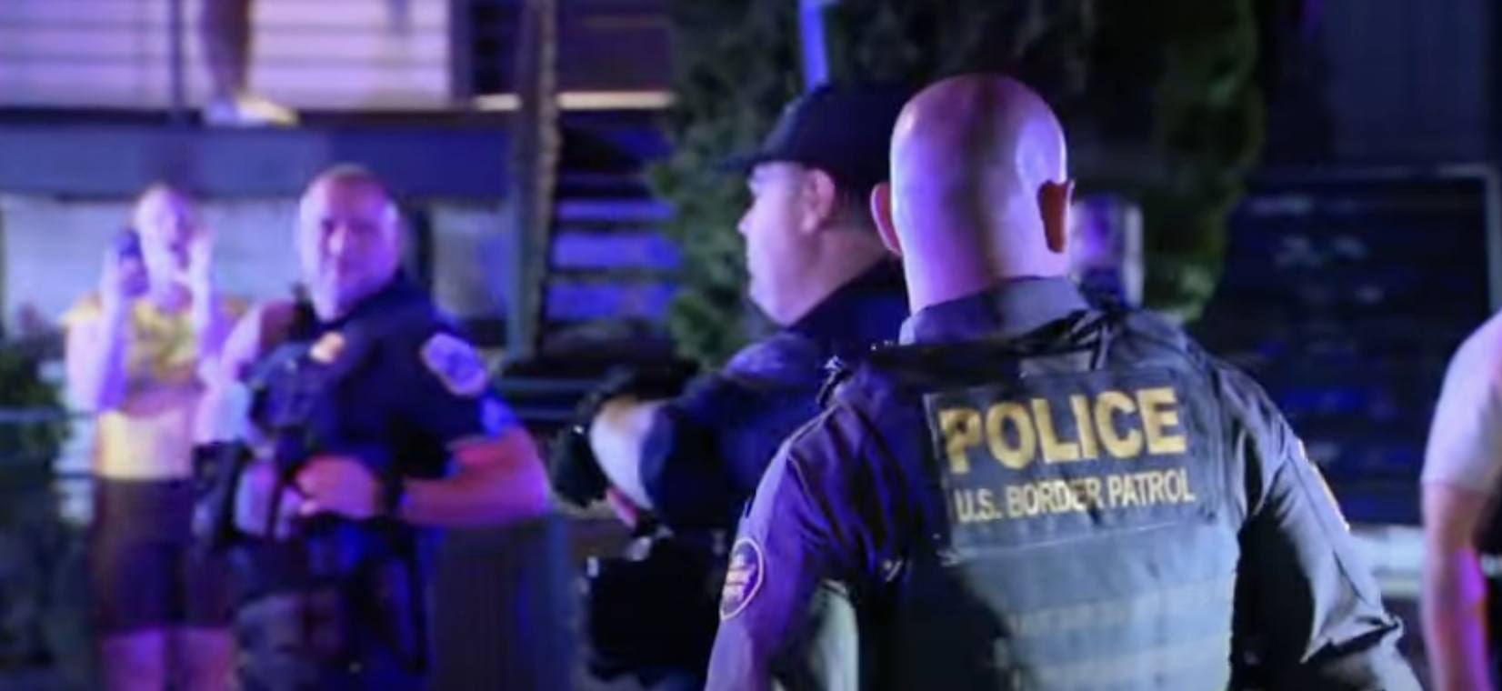 Có thể là hình ảnh về 5 người và văn bản cho biết 'PEE So POLICE U.S. S.BORDERPATROL BORD R PATROL PRIKOL'