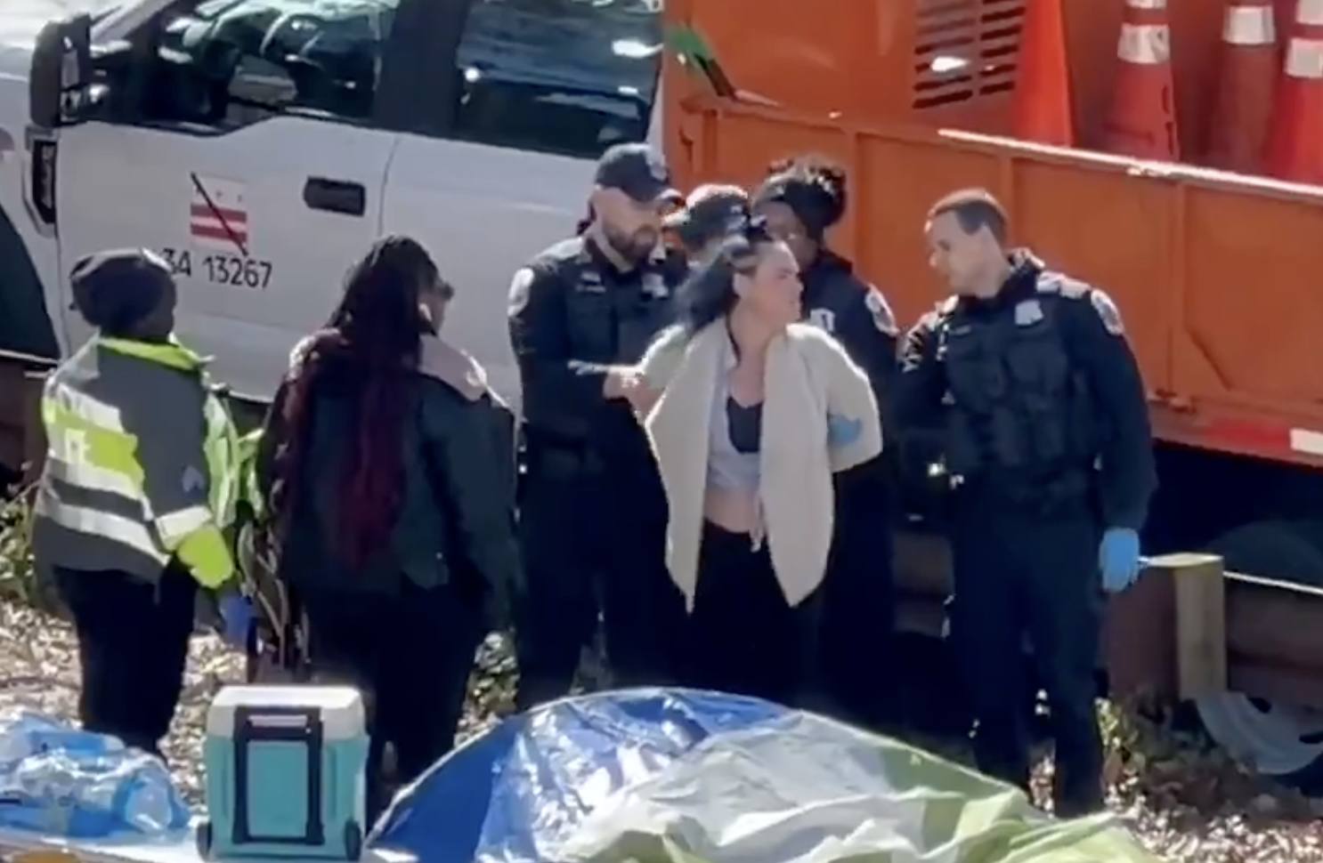 Có thể là hình ảnh về 5 người và văn bản cho biết '١/٣ 13267 O ロ'