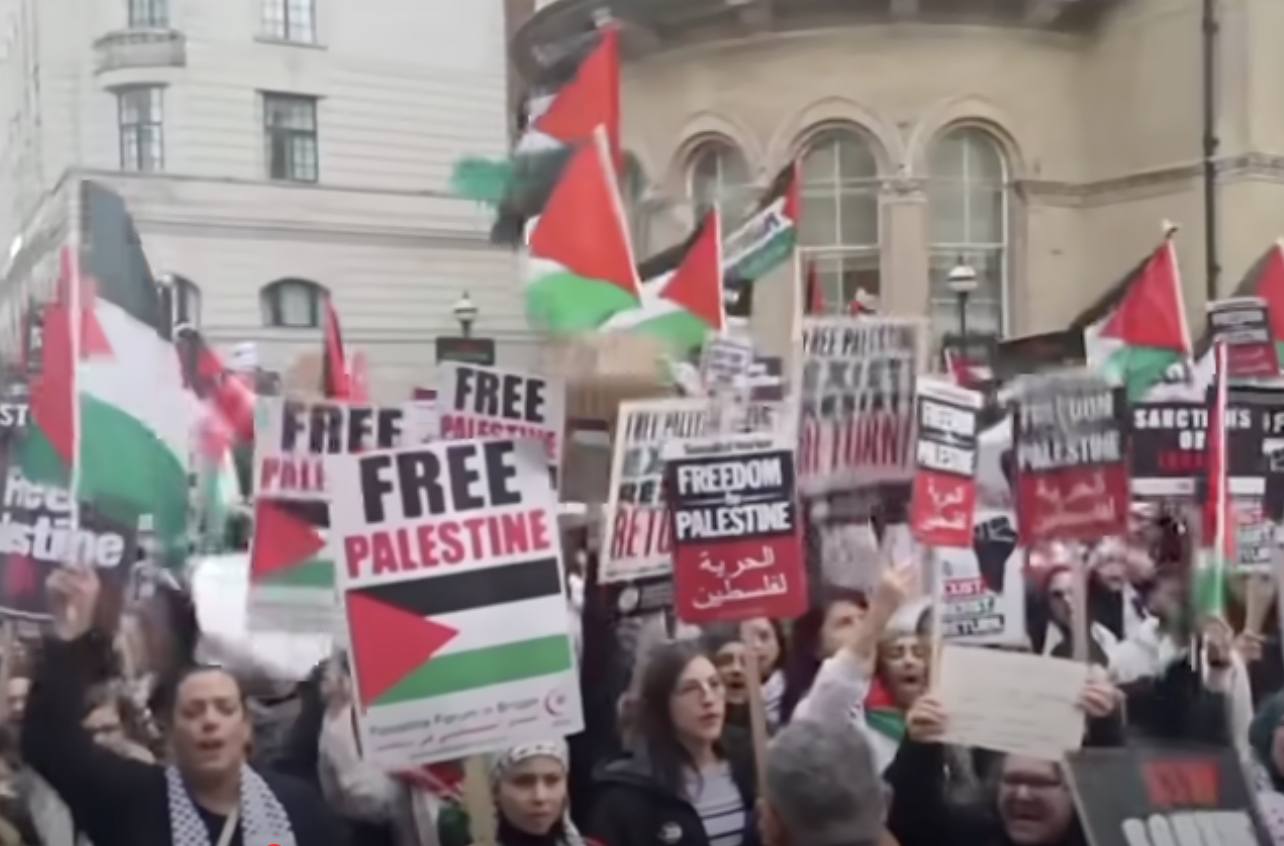 Có thể là hình ảnh về ‎4 người và ‎văn bản cho biết '‎Rte stine و FREF PAIteT FREE PALI FREE PALESTINE TONLUON TER UIN SARCTI PALESTIE ตกใ الحرية FREEDOM PALESTIE لفلسطين‎'‎‎