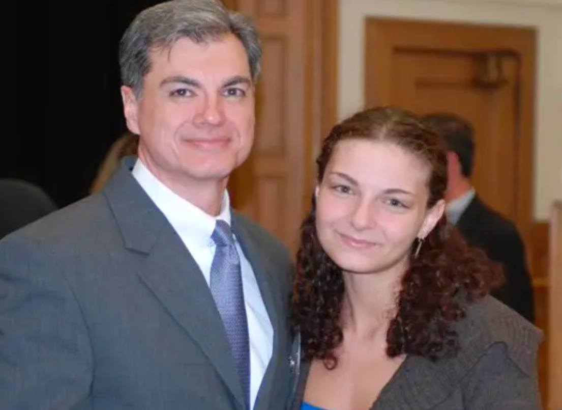 Có thể là hình ảnh về 2 người