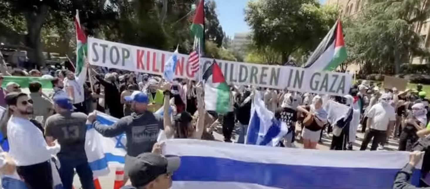 Có thể là hình ảnh về 4 người, đám đông và văn bản cho biết 'STOP KILI NE NILDREN IN GAZA'